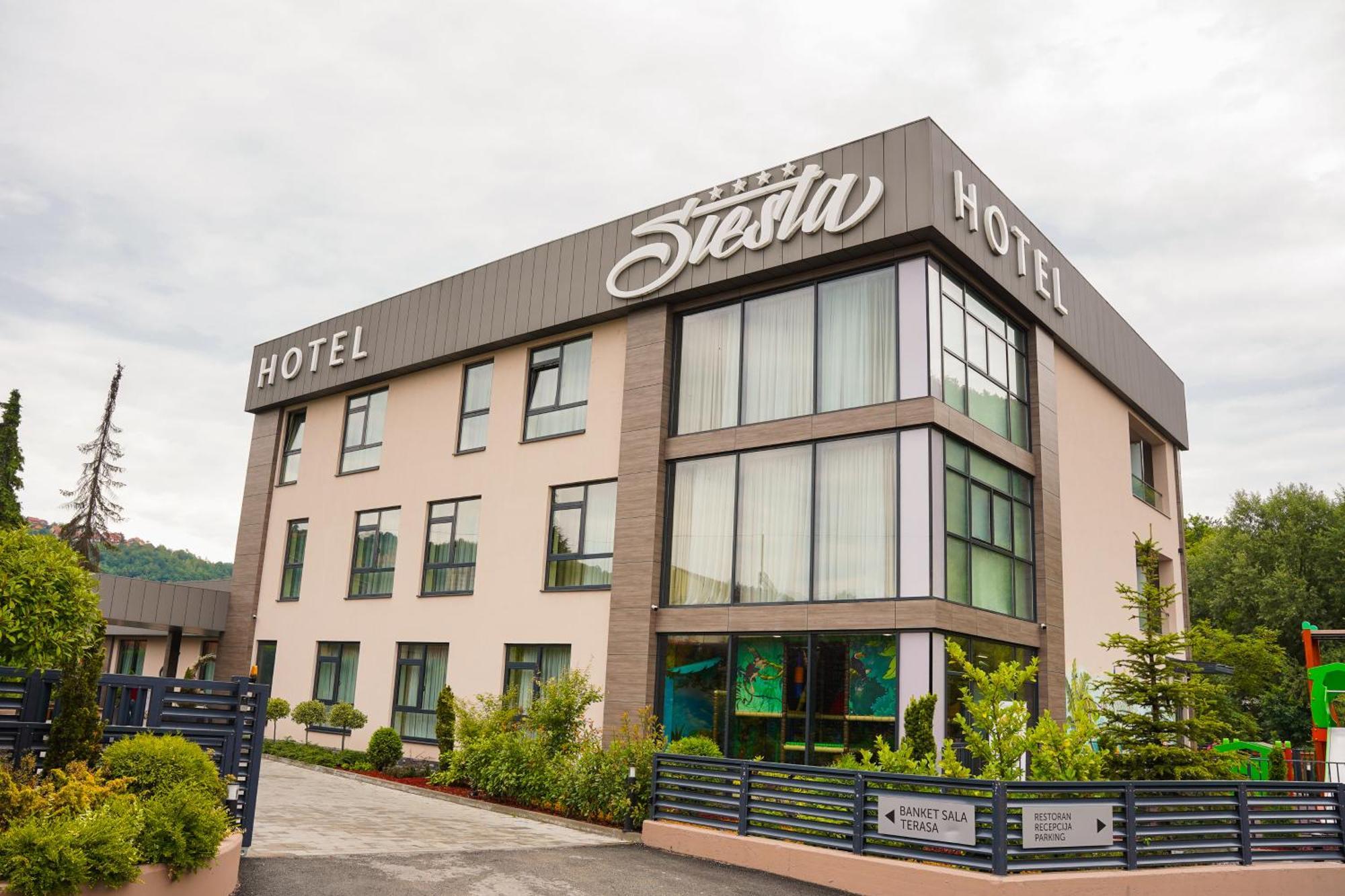 Hotel Siesta อูชิเซ ภายนอก รูปภาพ