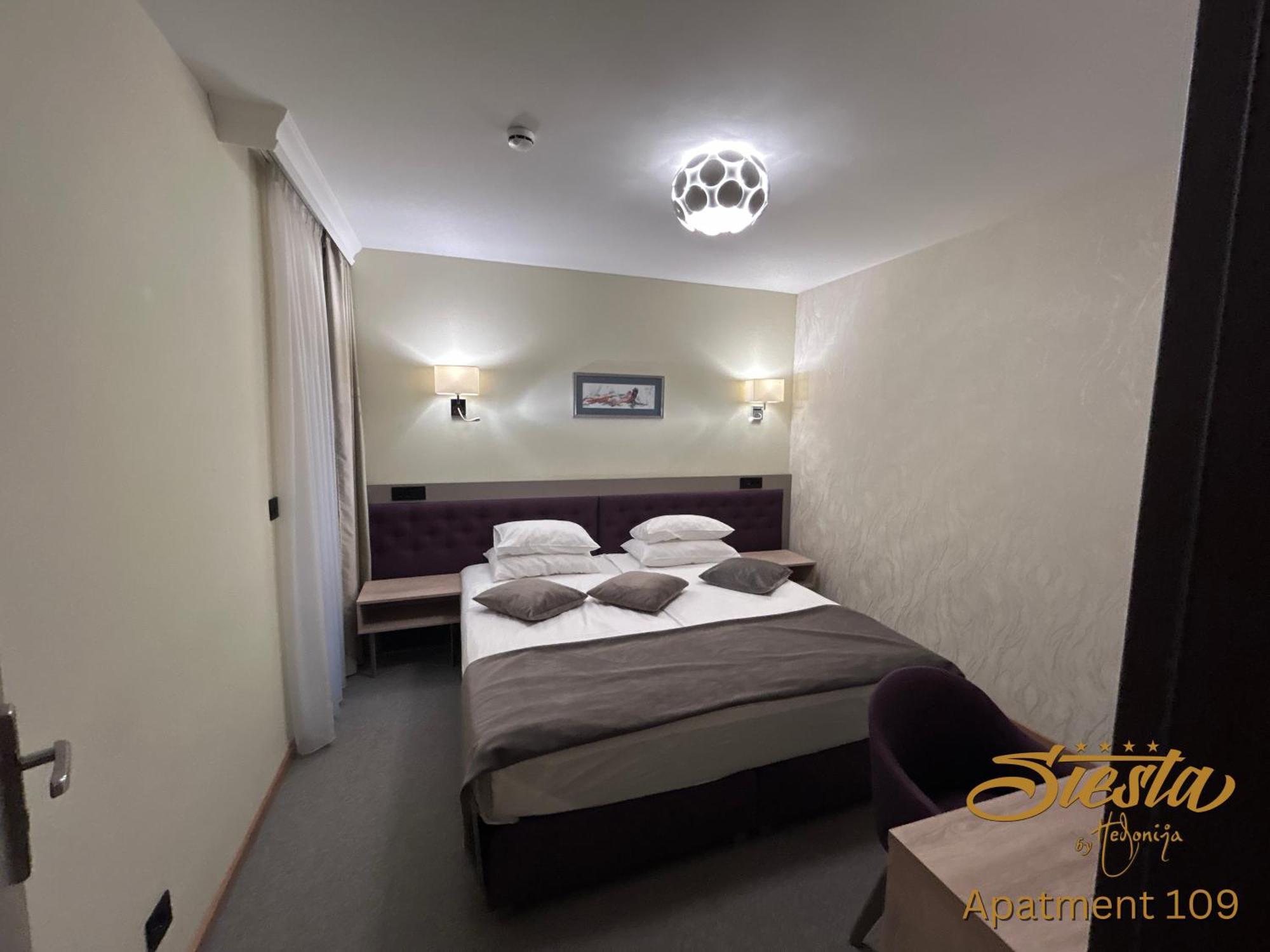 Hotel Siesta อูชิเซ ภายนอก รูปภาพ