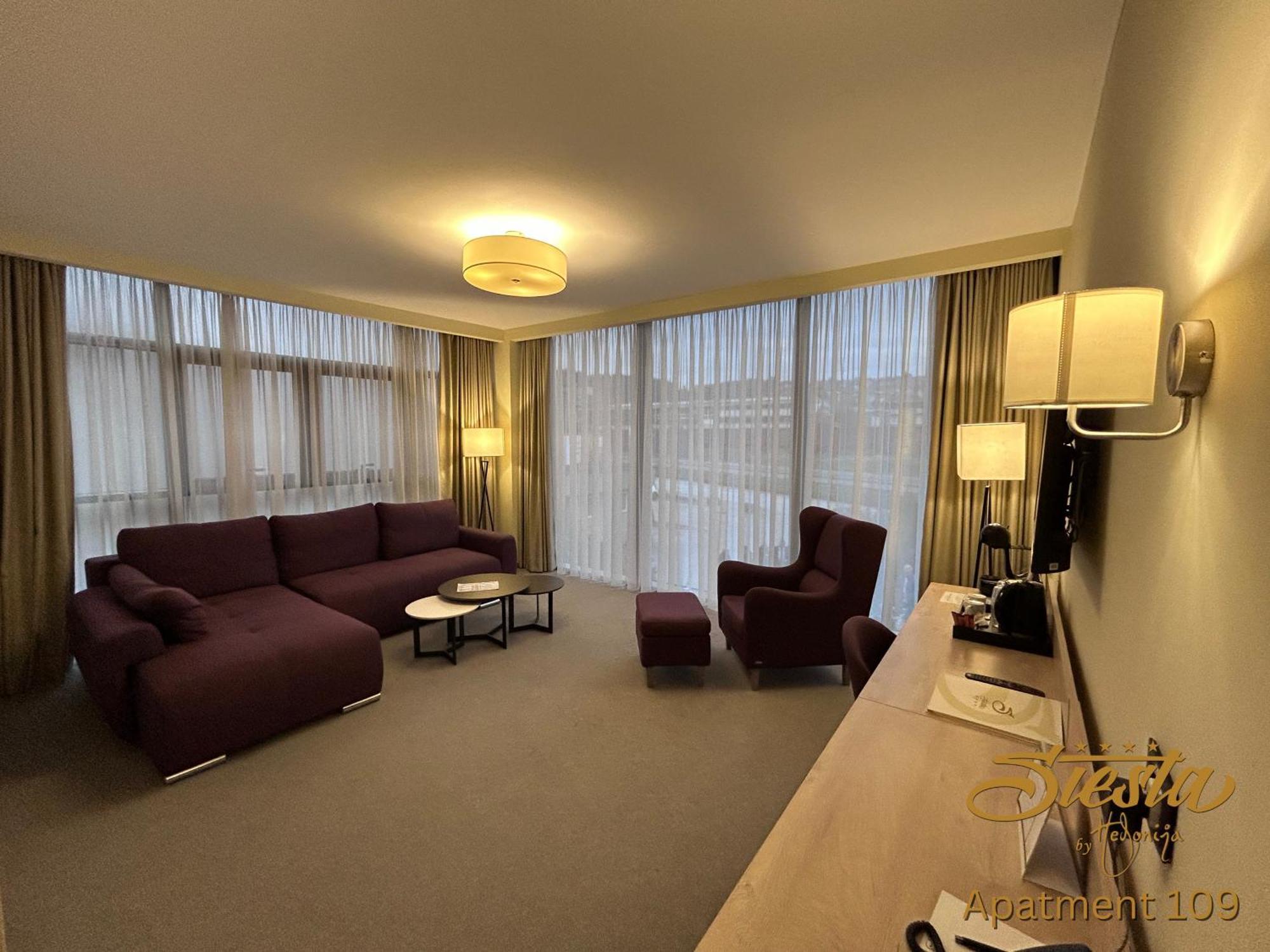 Hotel Siesta อูชิเซ ภายนอก รูปภาพ