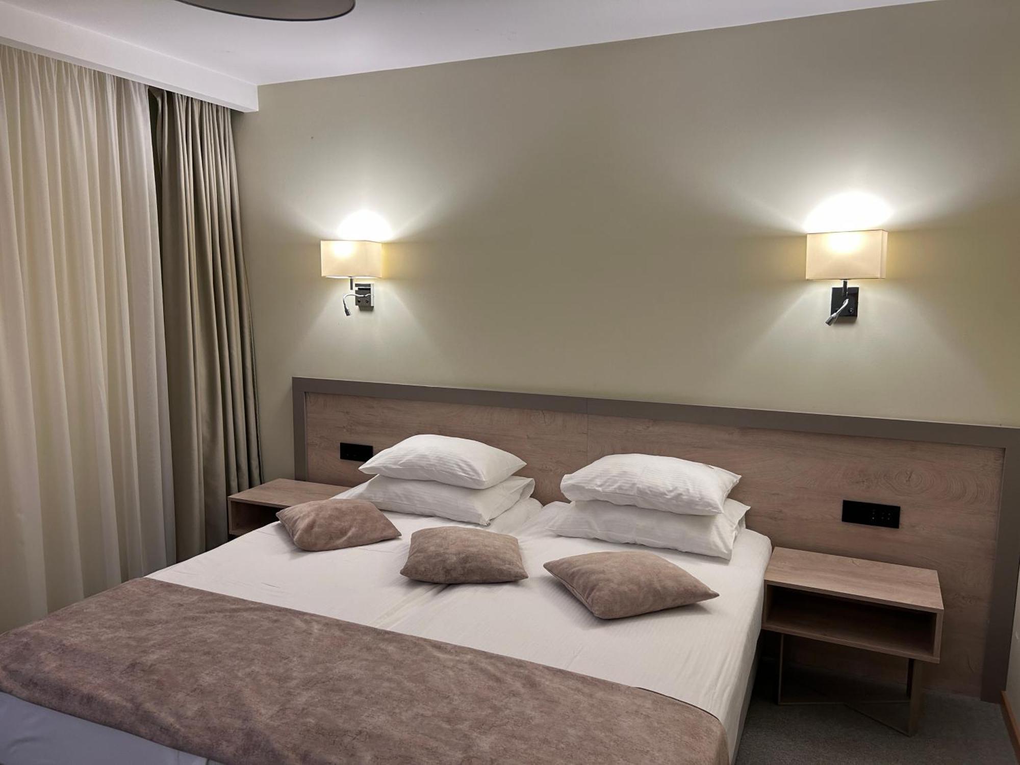 Hotel Siesta อูชิเซ ภายนอก รูปภาพ