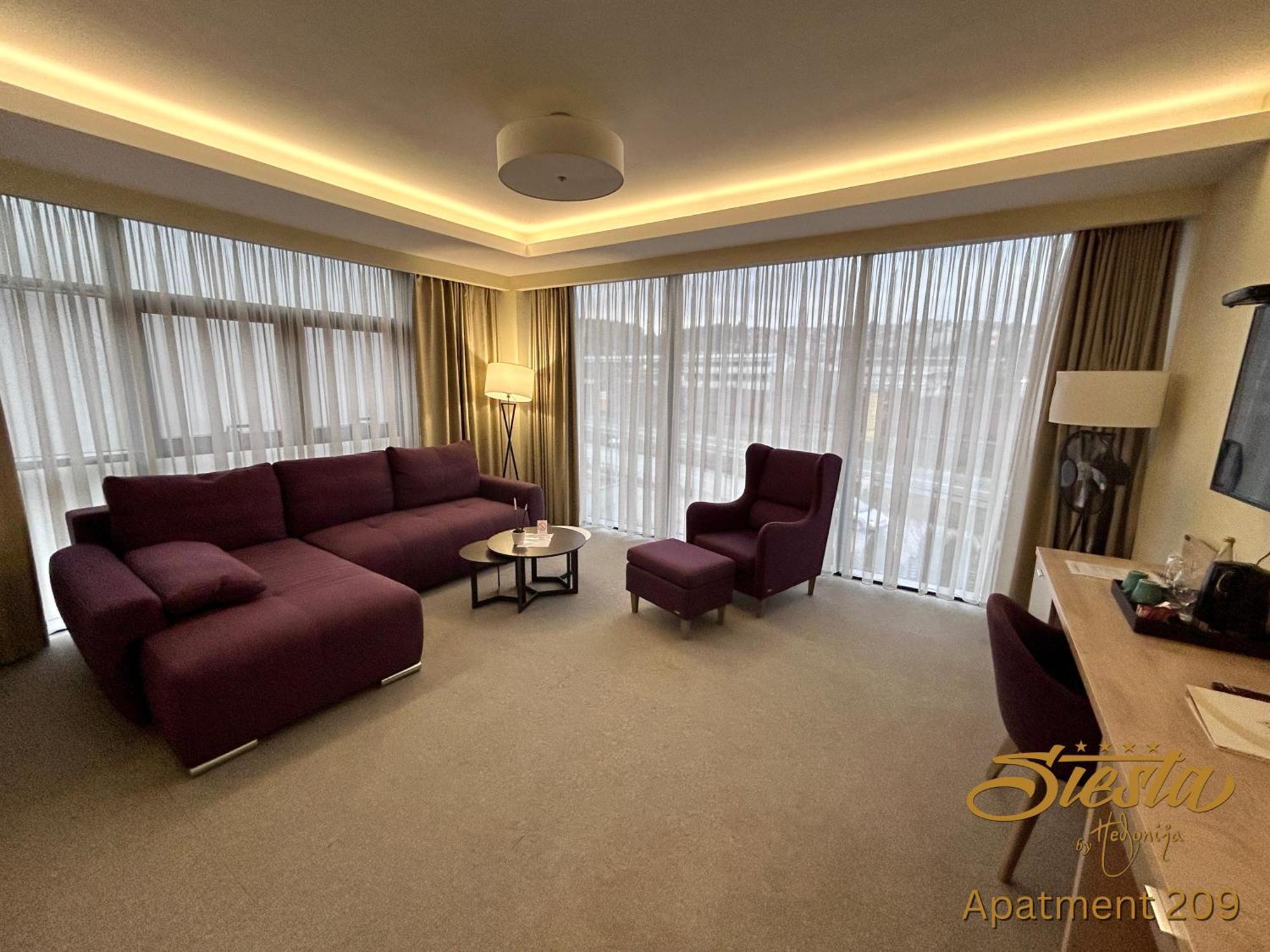 Hotel Siesta อูชิเซ ภายนอก รูปภาพ